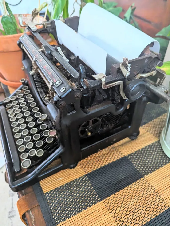 Vintage Typewriter (1920) image indicator(2)