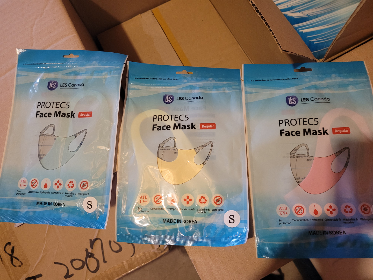 Free to take Korean kids' fabric masks. 무료 어린이 마스크