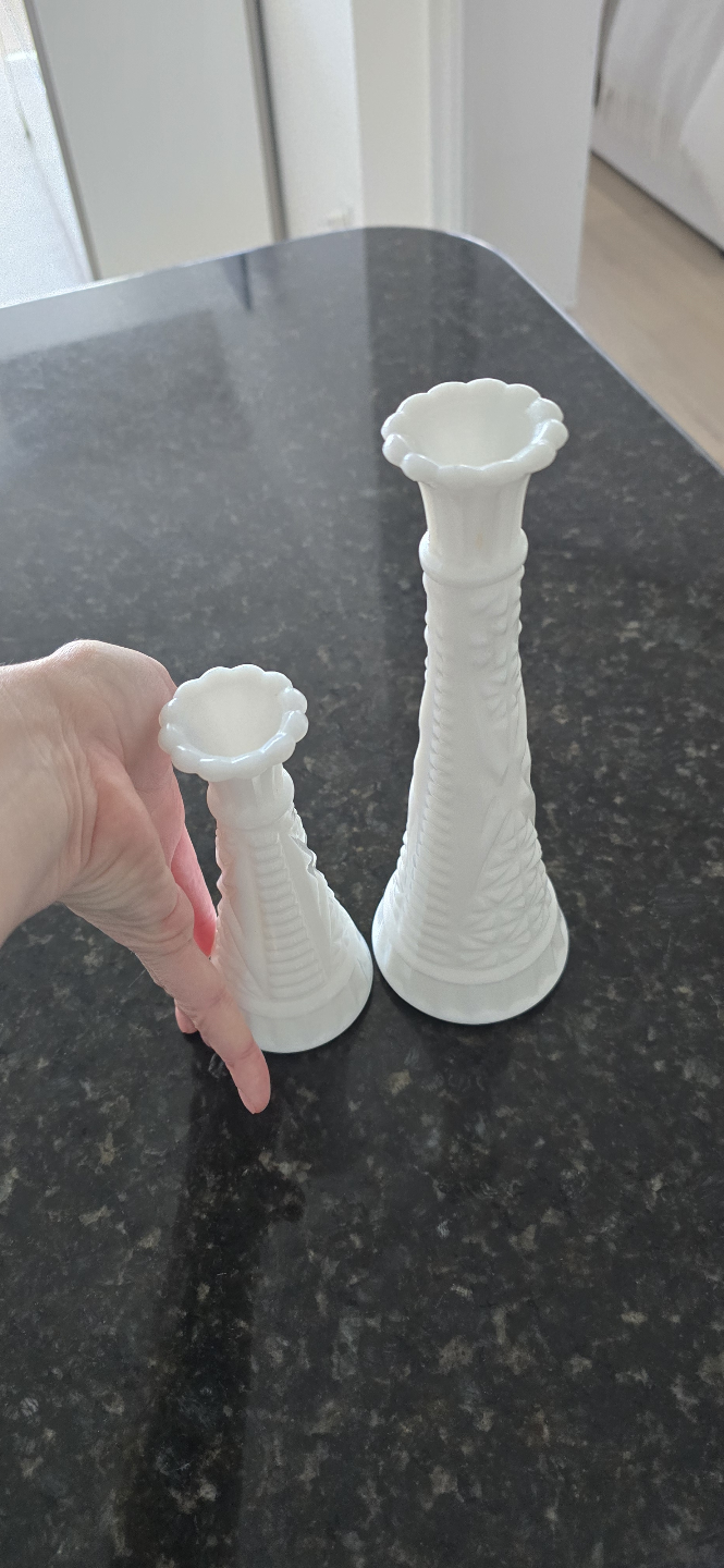 Milk glass vase - photo 2