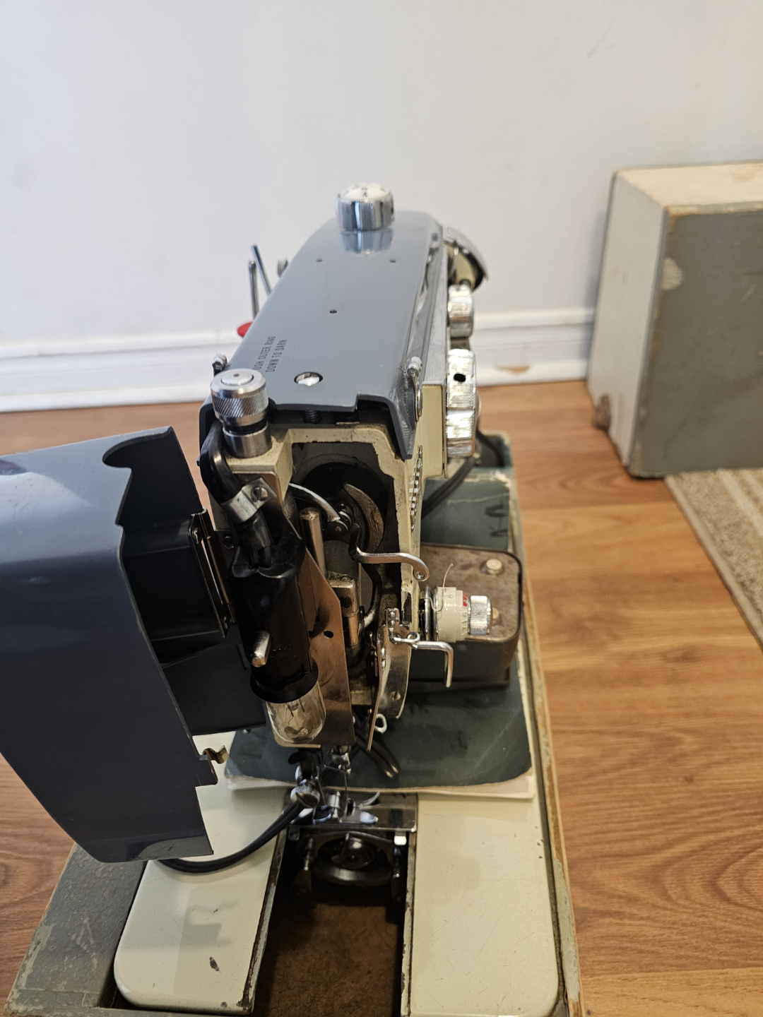 Vintage White Sewing Machine in Case - photo 2
