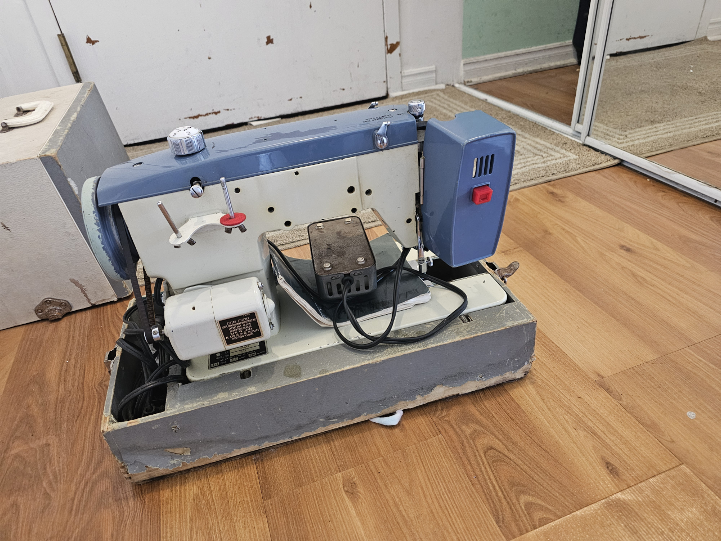 Vintage White Sewing Machine in Case - photo 3