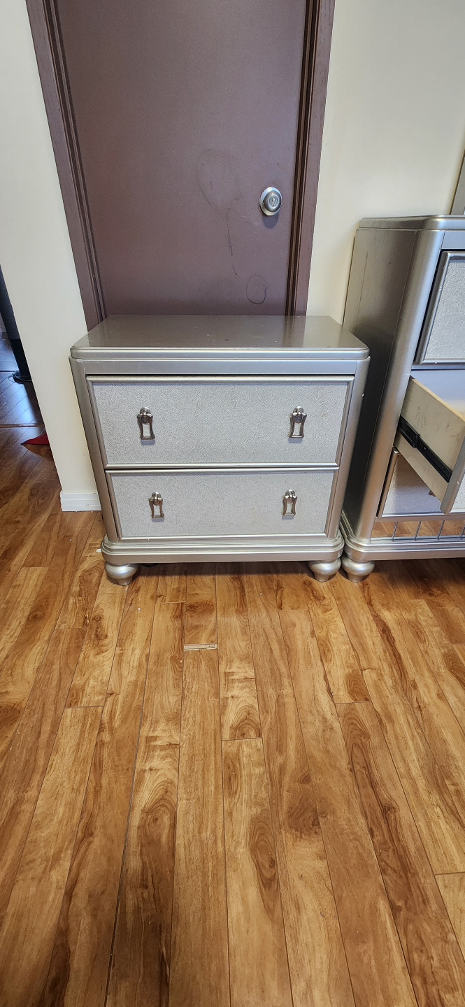 Silver Bedroom Set - Queen Size Bed, Dresser, and Nightstand - photo 3