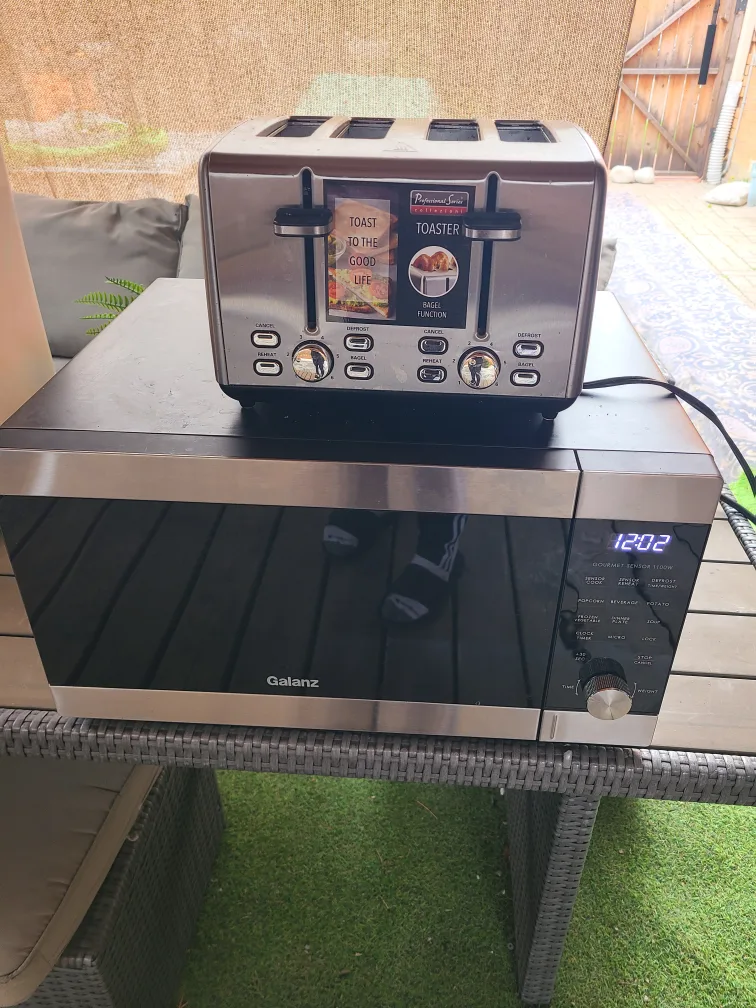 🇨🇦 Microwave and toaster thumbnail