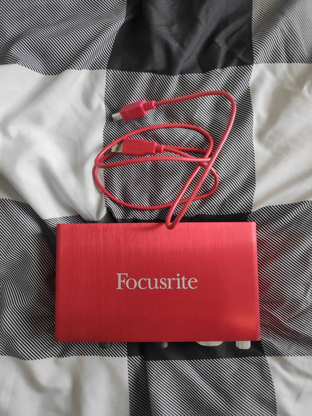 Focusrite Scarlett 2i2 Audio Interface - Red (1st Gen) - photo 3