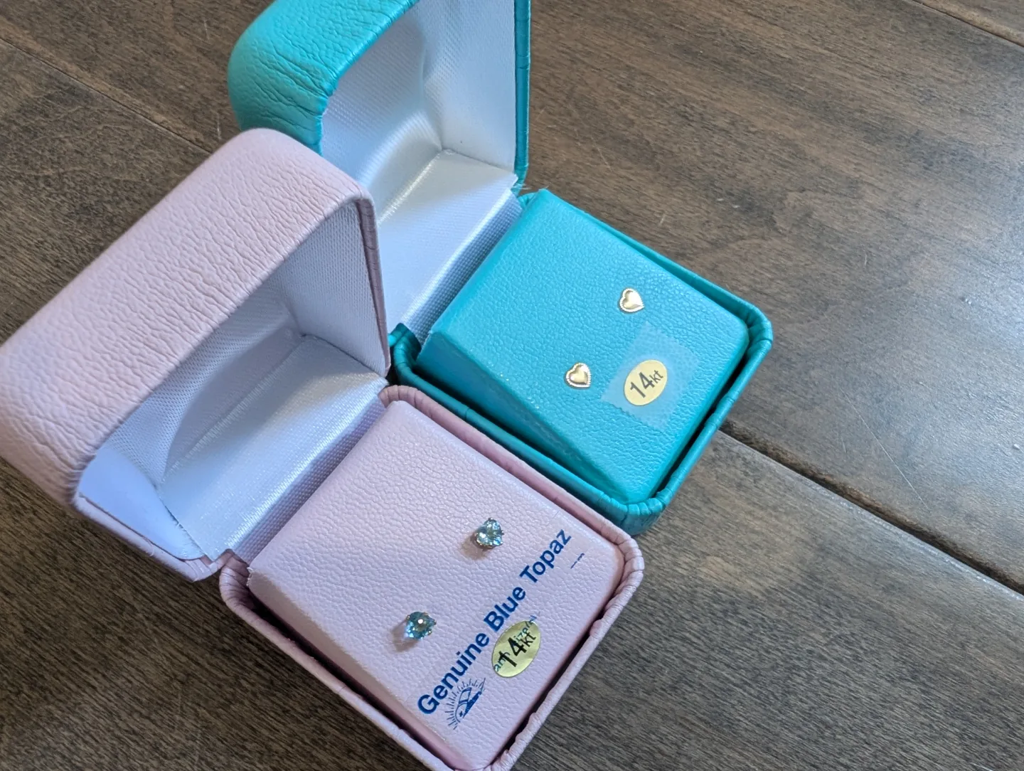 Brand New 14K Yellow Gold Heart Earrings For Sale image indicator(6)