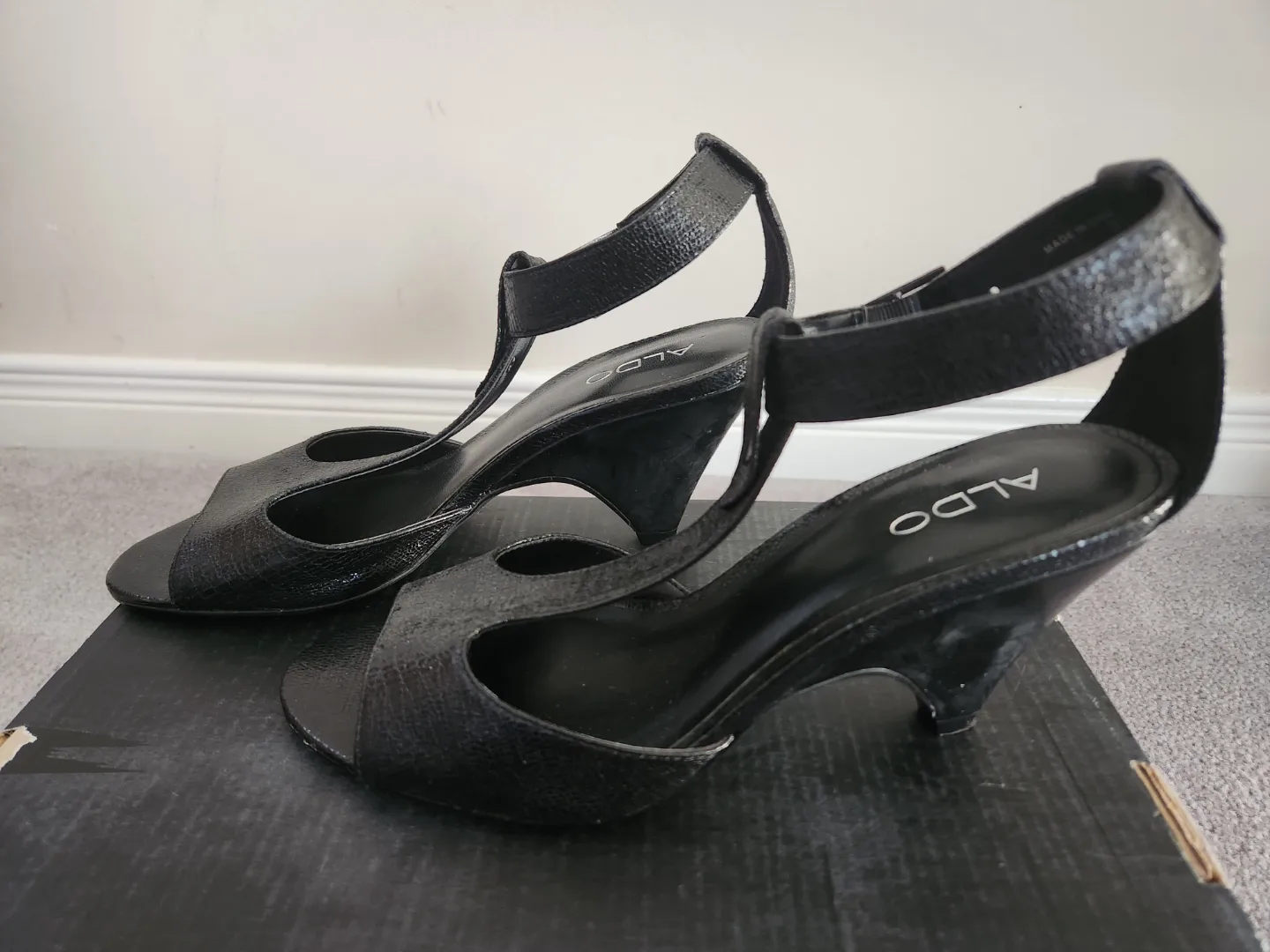 Black Aldo T-Strap Wedge Sandals - Size 39 image indicator(2)