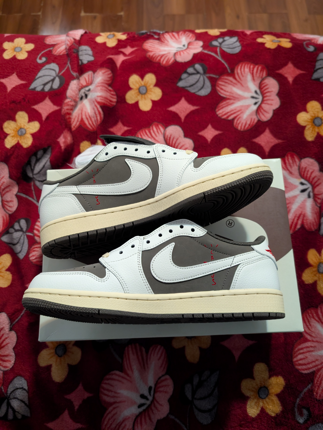 Travis Scott x Air Jordan 1 Low OG SP 'Reverse Mocha' - photo 2