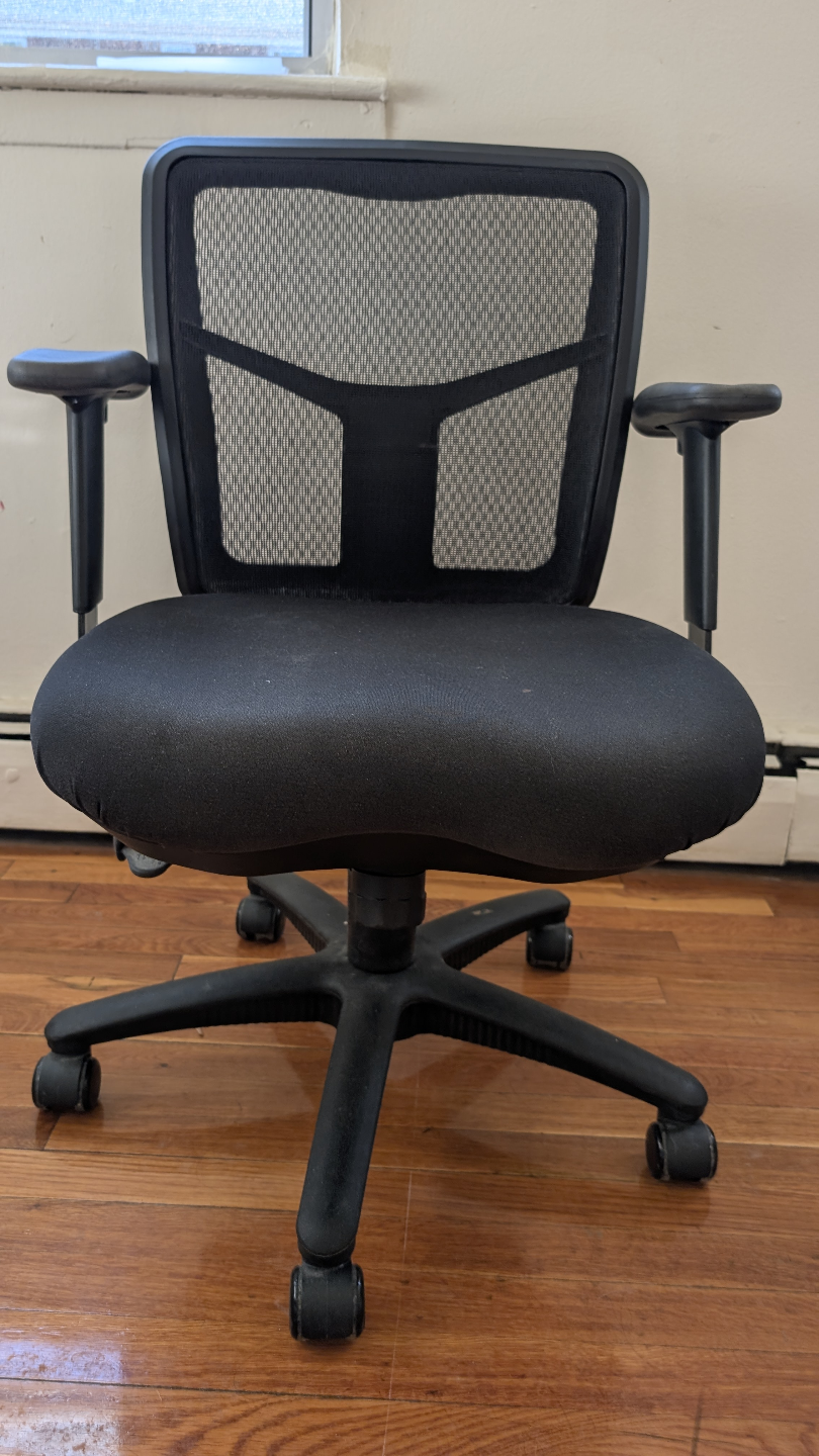 Ergonomic revolving office chair - photo 3