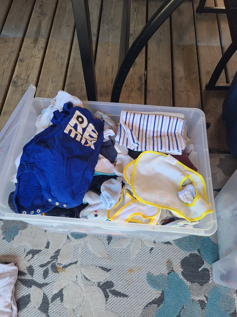 🇨🇦 baby clothing and shoes 1-4 yo - 3 boxes full - 50$ for all image indicator(4)