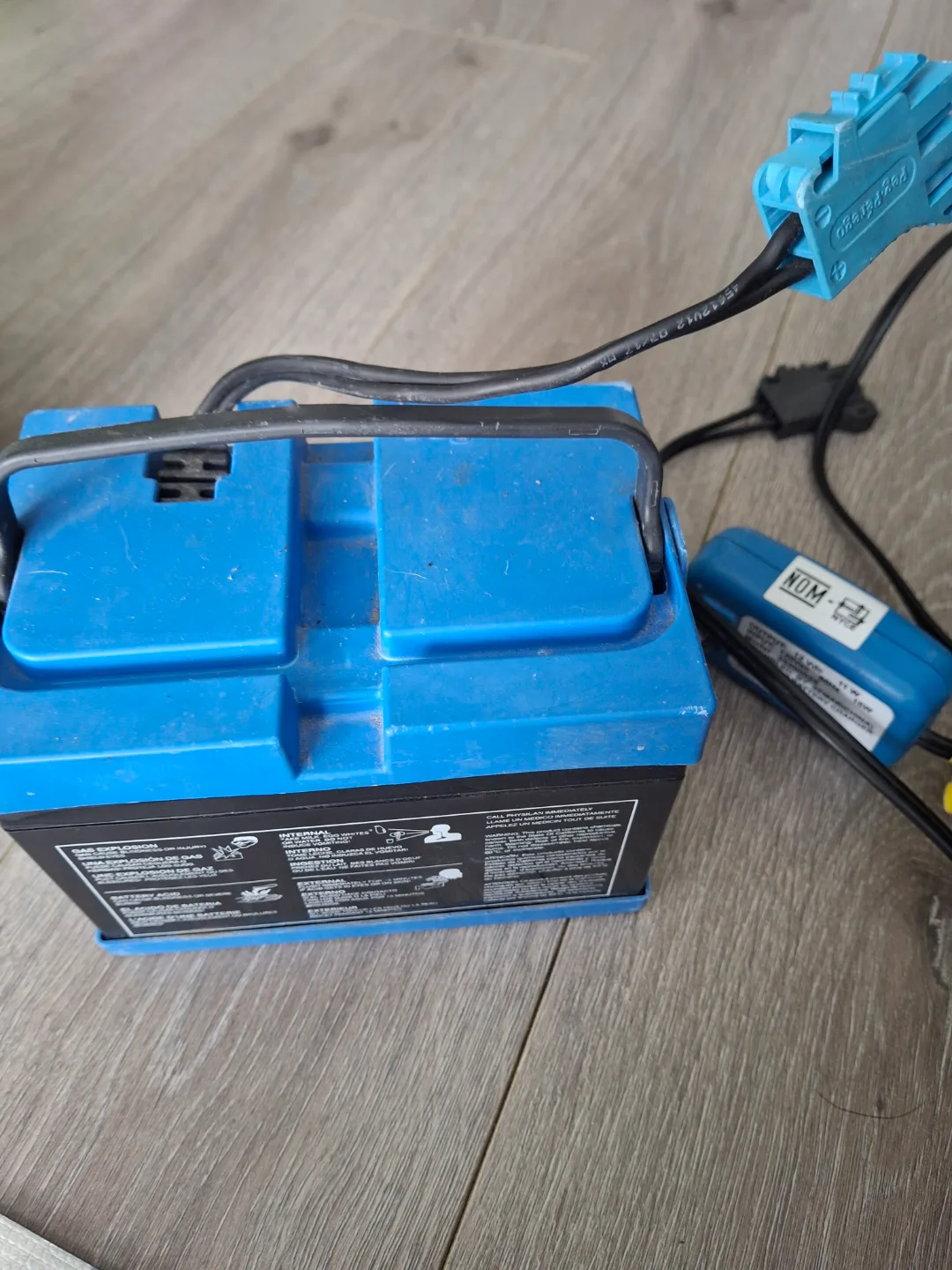 Peg Perego 12V Battery and Charger for Ride-On Toys image indicator(2)