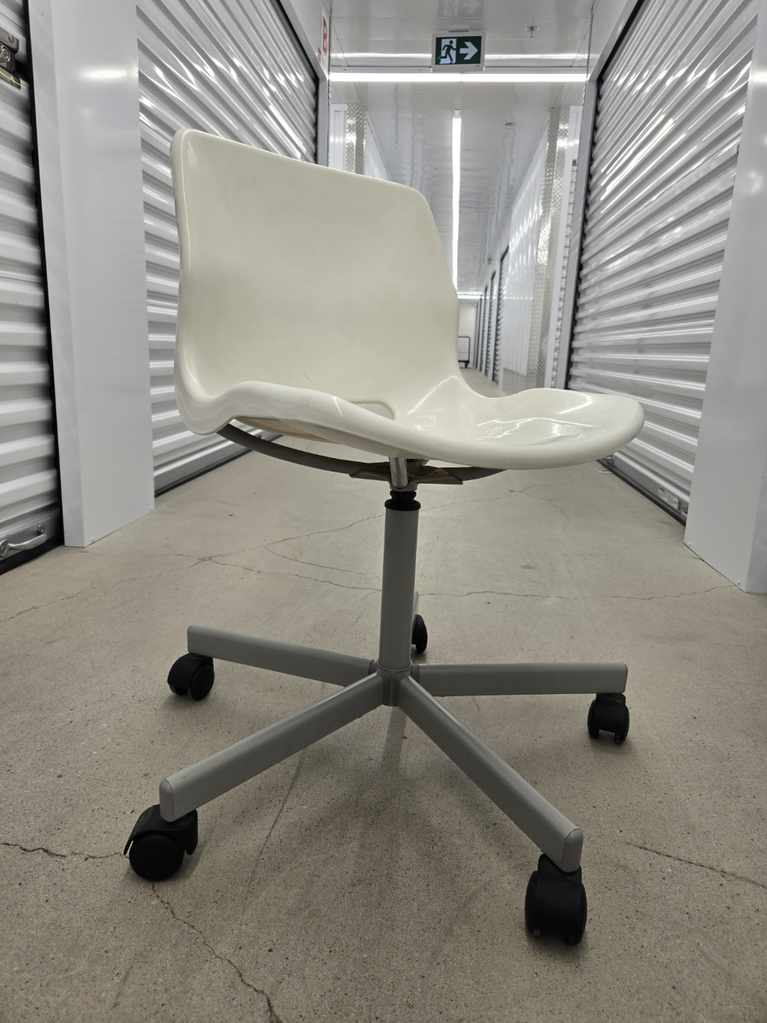 White Office Chair *FREE* Must go by Friday - photo 2