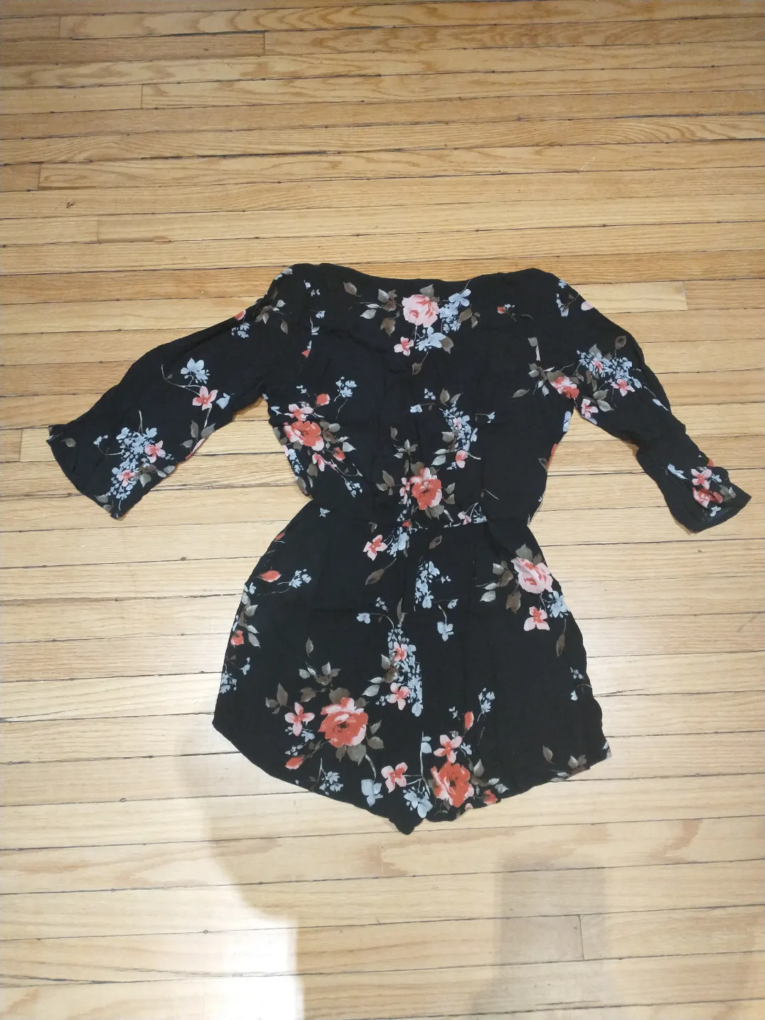 Black and floral v-neck crepe romper image indicator(2)