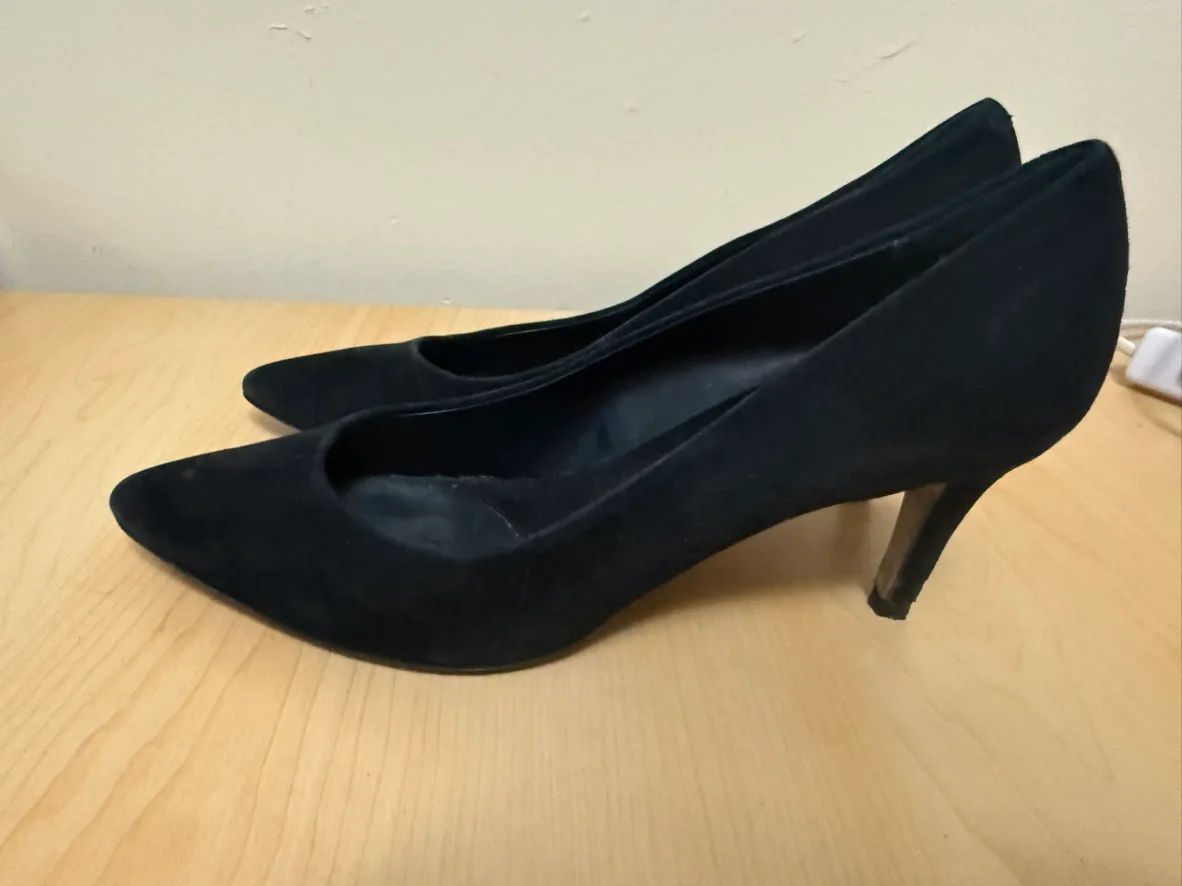 Vero Cuoio Black Suede Heels - Size 8 image indicator(2)