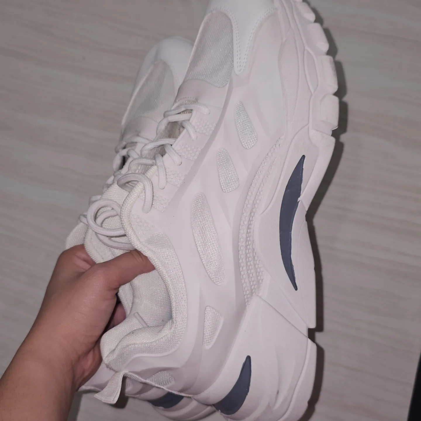 Brand new white sneakers image indicator(2)