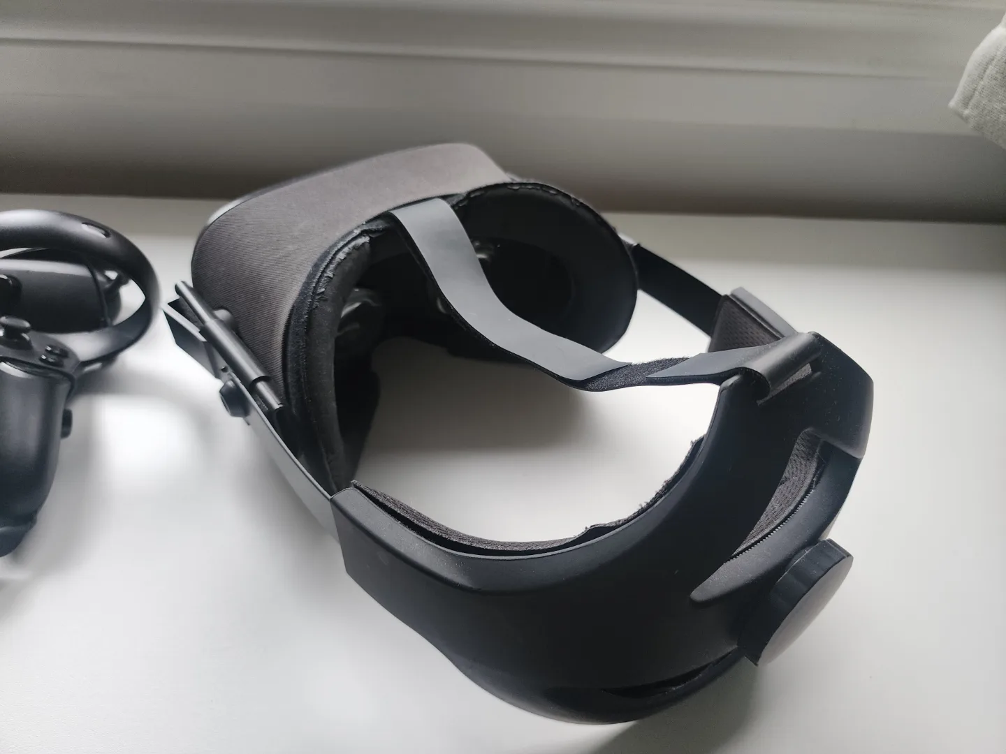 Oculus Quest 1 VR Headset and Controllers image indicator(2)