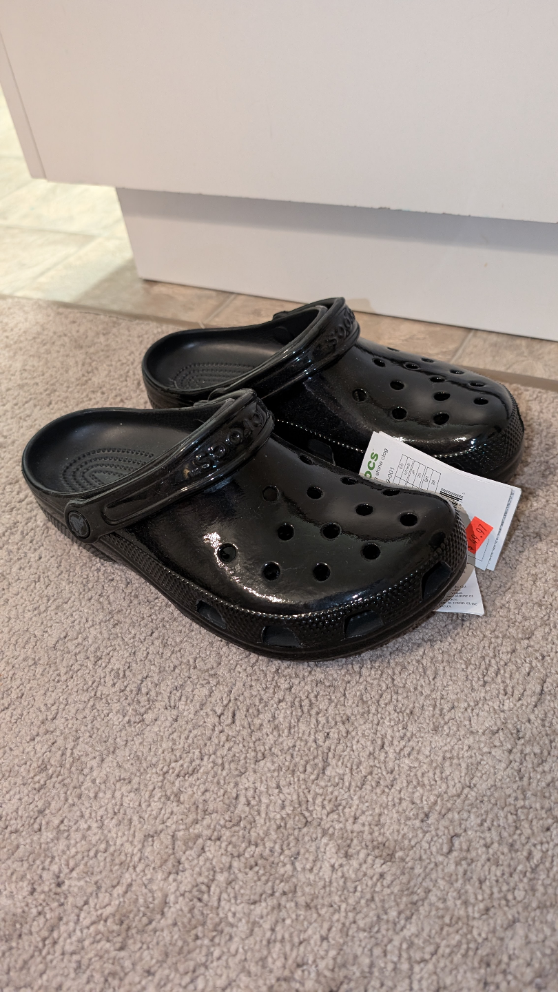 new Crocs shiny black women's size 8 - photo 2