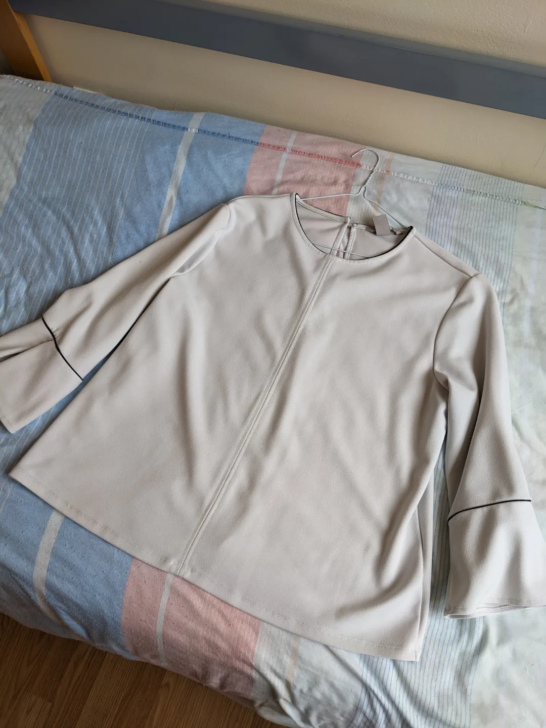 H&M White Bell Sleeve Blouse image indicator(5)