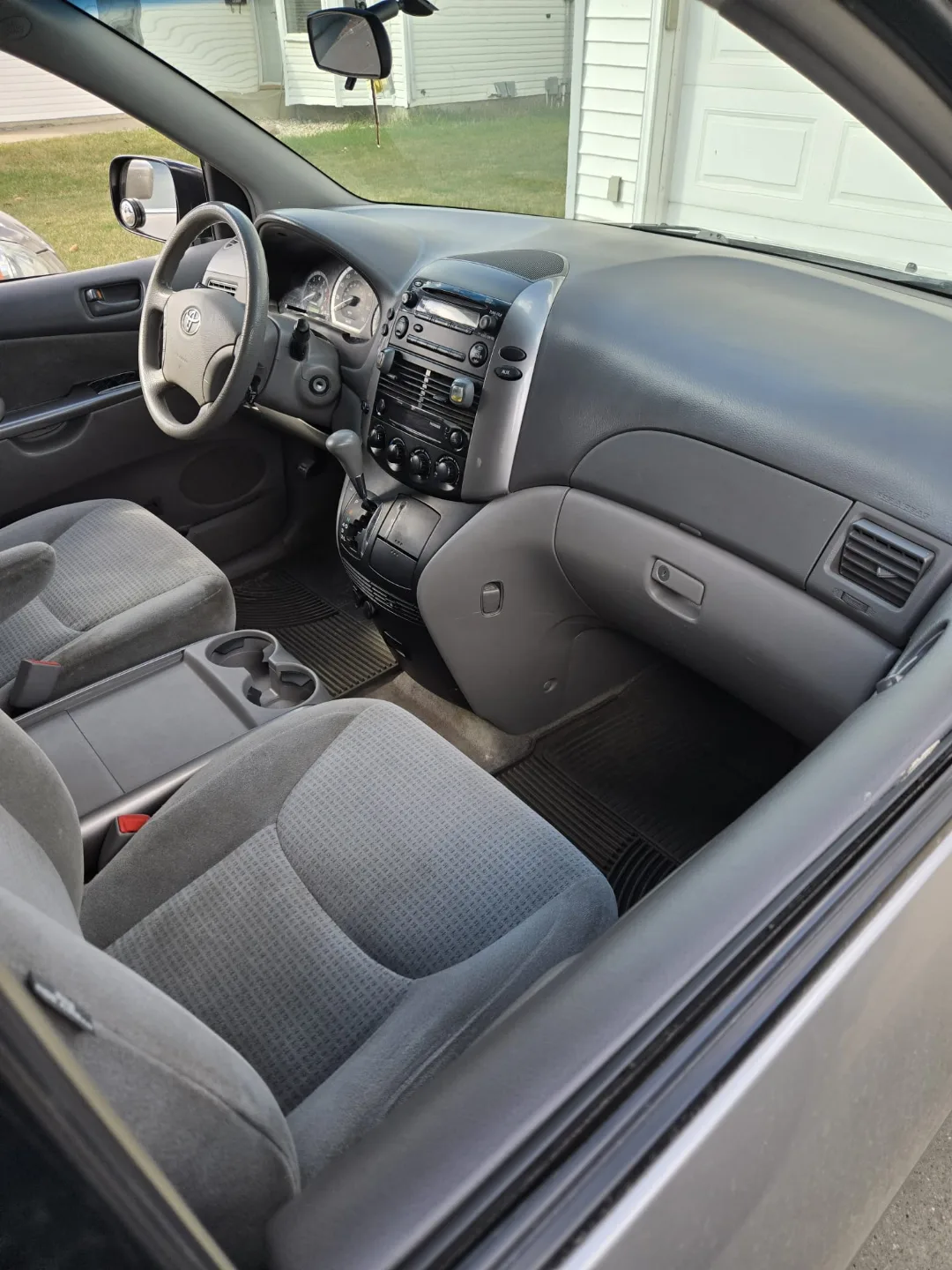 2006 Toyota Sienna Minivan image indicator(3)