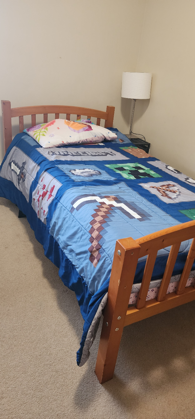 Minecraft Twin-Size Bed with Quilt