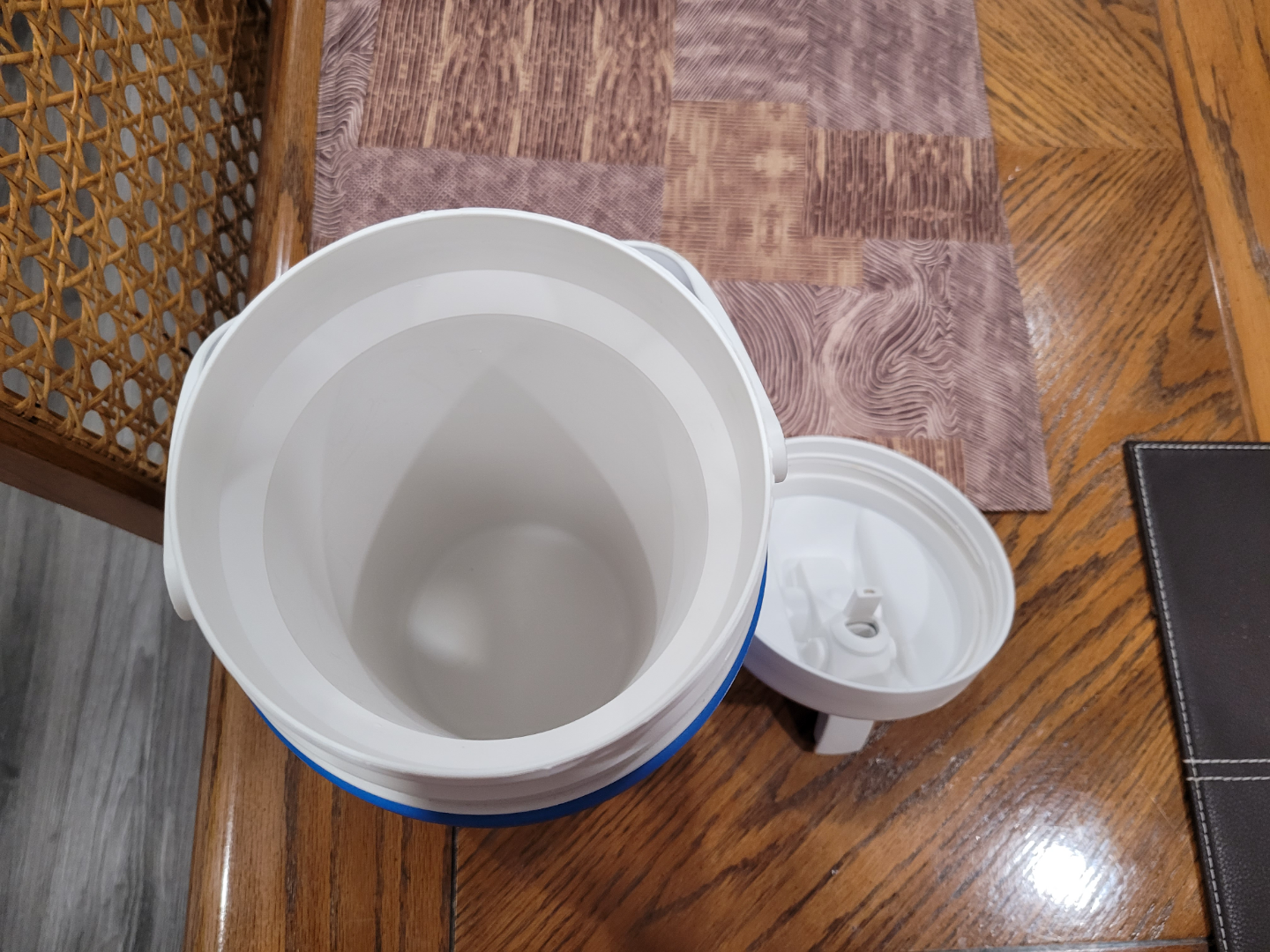 Igloo Blue and White Water Jug - photo 3