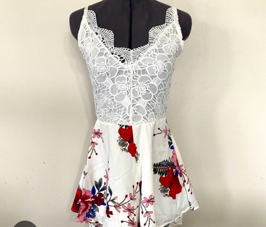 Floral Romper with Lace Detail - photo 3