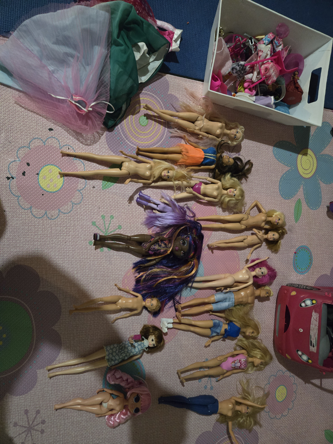 Large Dollhouse Playset with Accessories and Multiple Dolls - photo 2