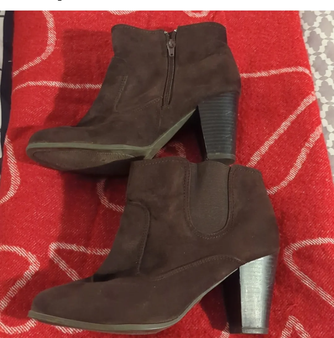 Brown Suede Ankle Boots 🏒 thumbnail