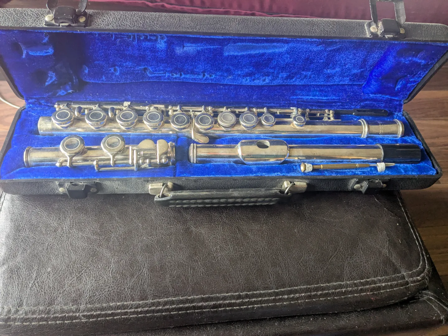 Flute with case plus freebie whistle image indicator(2)