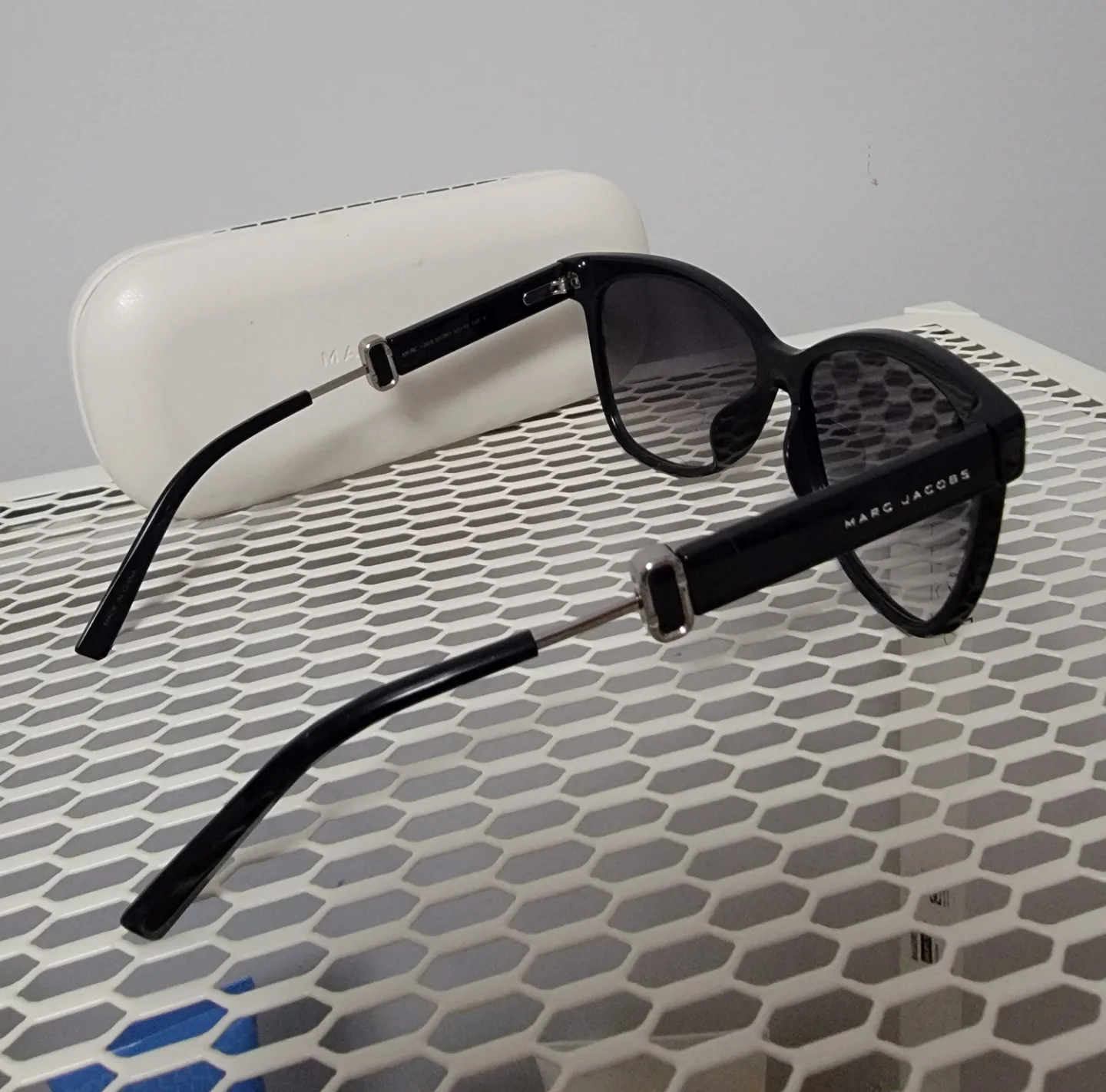 Marc Jacobs 130/S Sunglasses - Black image indicator(4)
