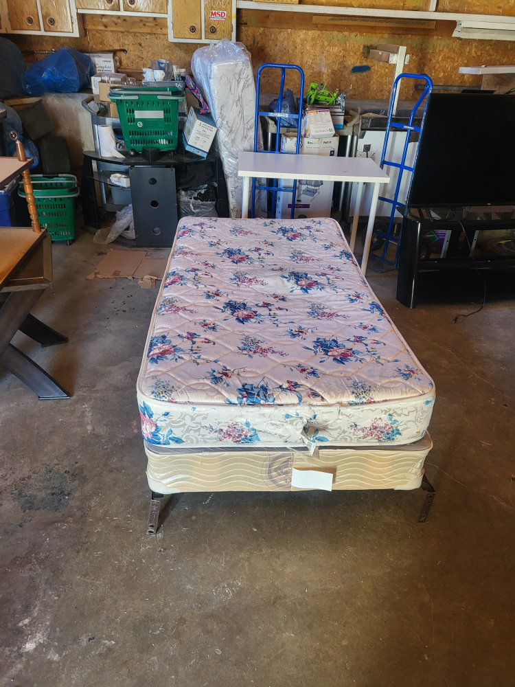Twin Mattress and Box Spring Set - Floral Pattern - photo 3