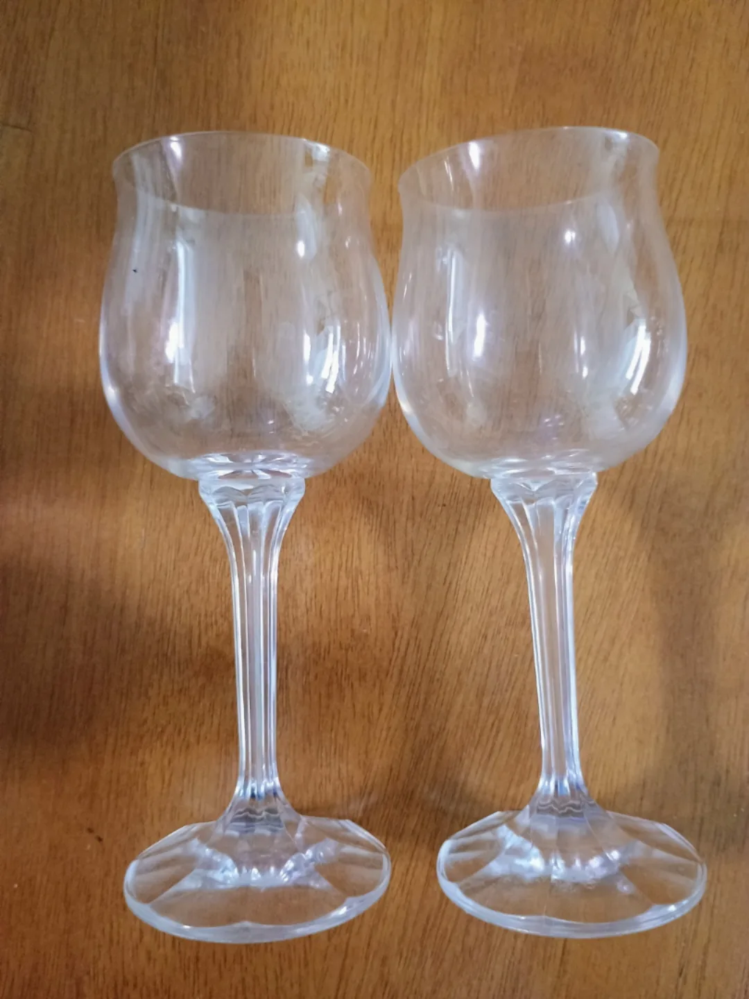 🏒👉 Pair of elegant stemmed wine glasses thumbnail
