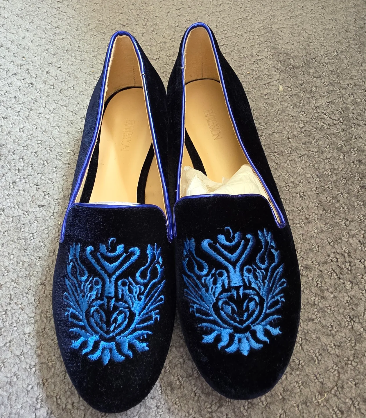 Velvet Embroidered Women's Loafers thumbnail