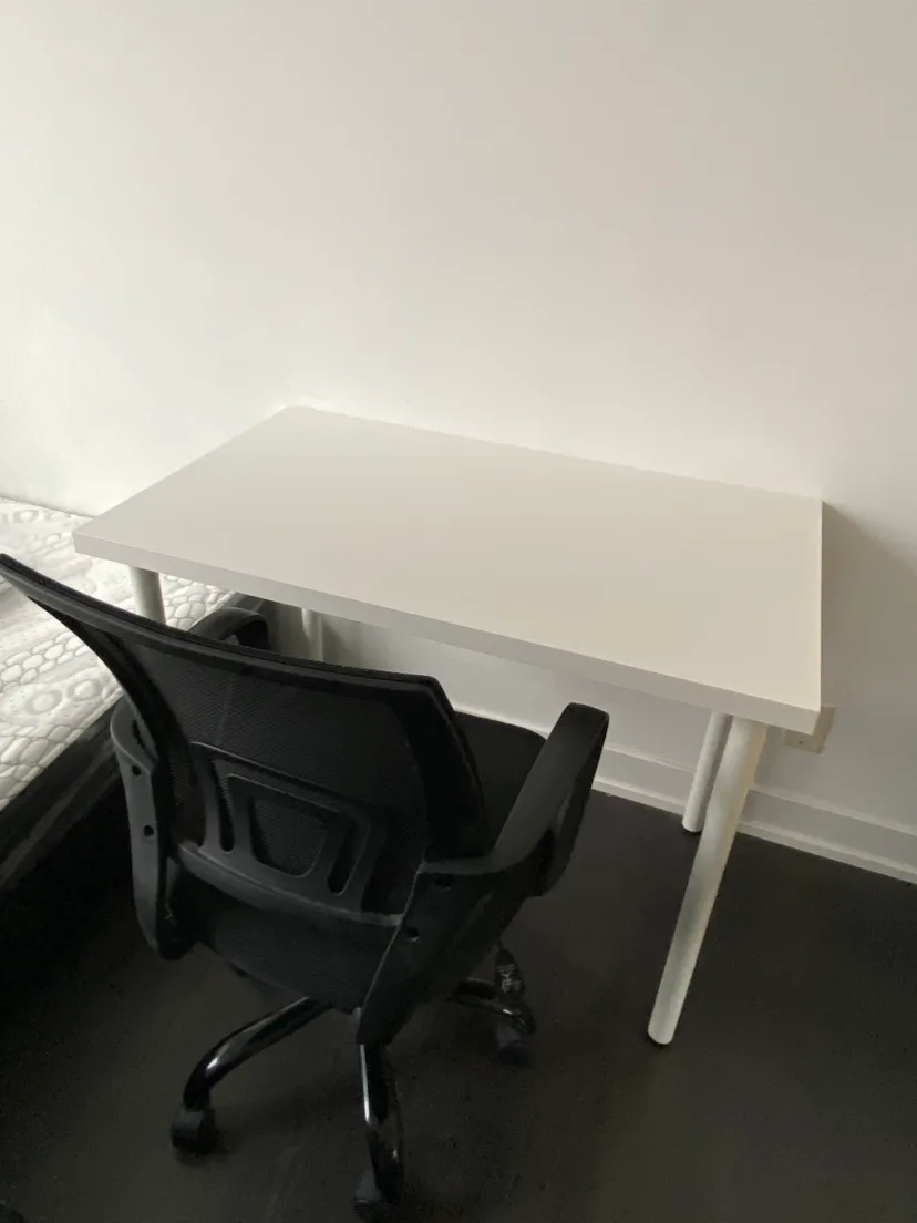 4 legs white table image indicator(3)