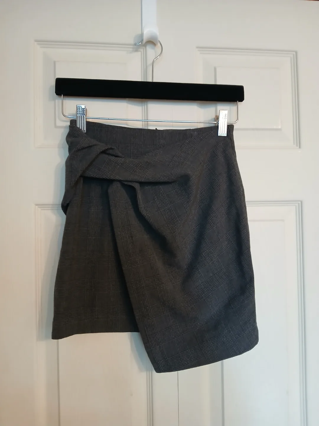 Aritzia Babaton Gray Plaid Asymmetrical Skirt, Size 00 image indicator(2)