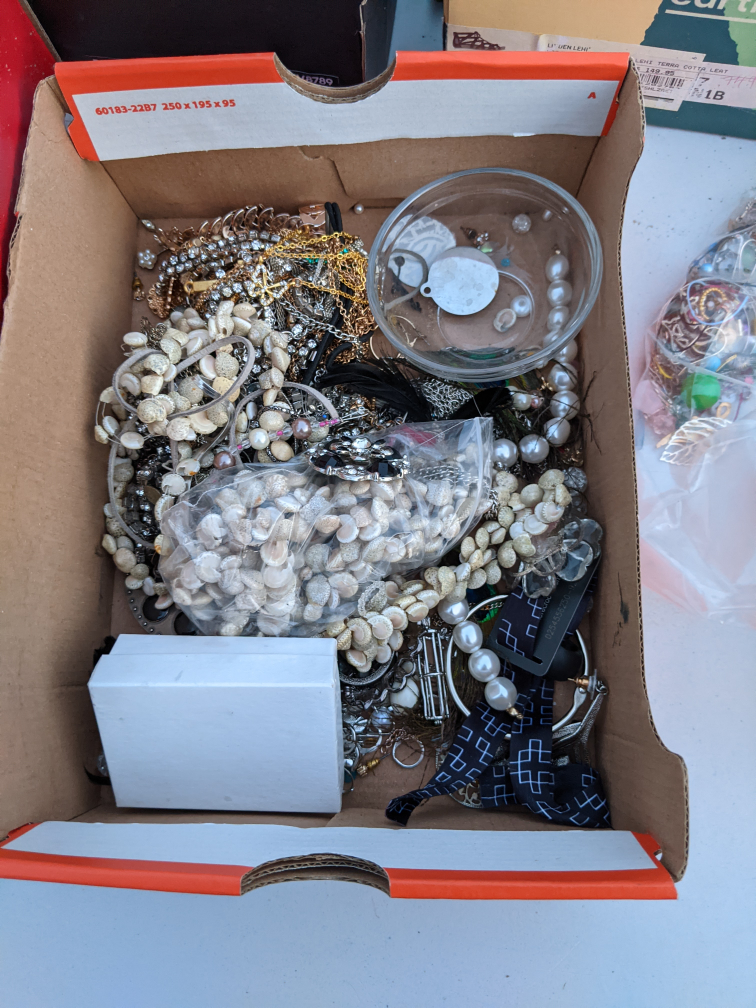 Craft Supplies Lot: Jewellery, inks and More! - photo 2