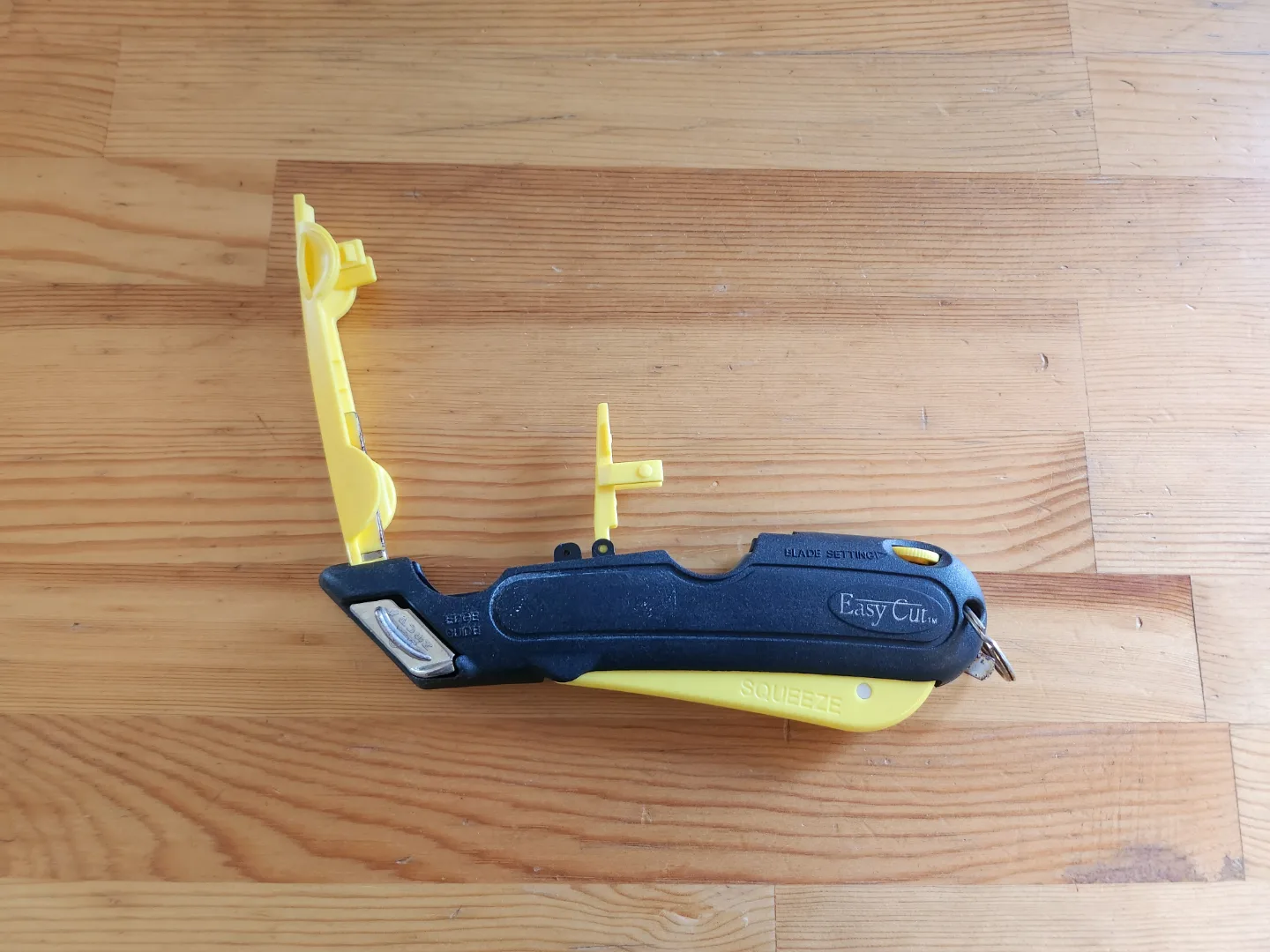 Easy Cut Squeeze Box Cutter 🏒 image indicator(2)