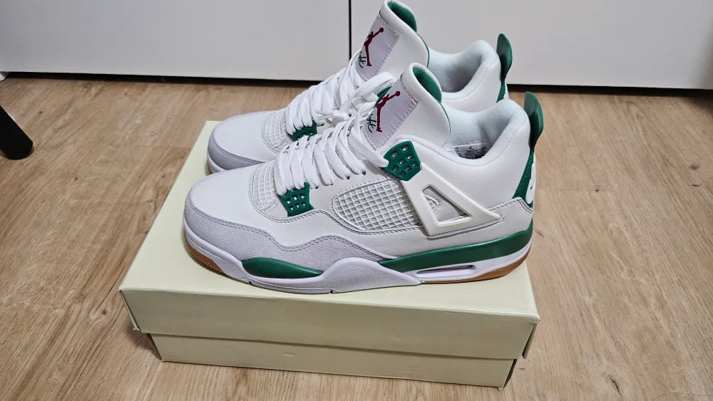 Air Jordan 4 Retro SP 'Pine Green' thumbnail