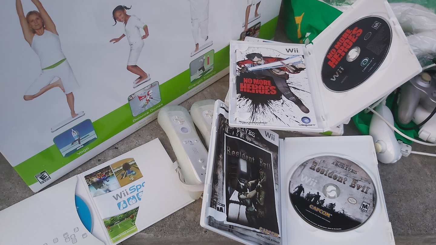 Wii Bundle with Games and Accessories - photo 4