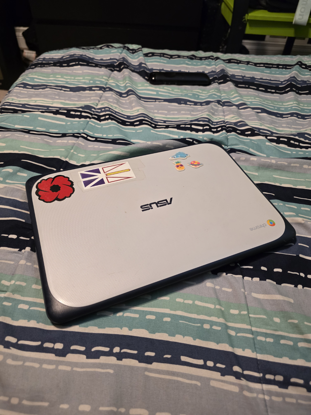 Chromebook with charger - photo 2