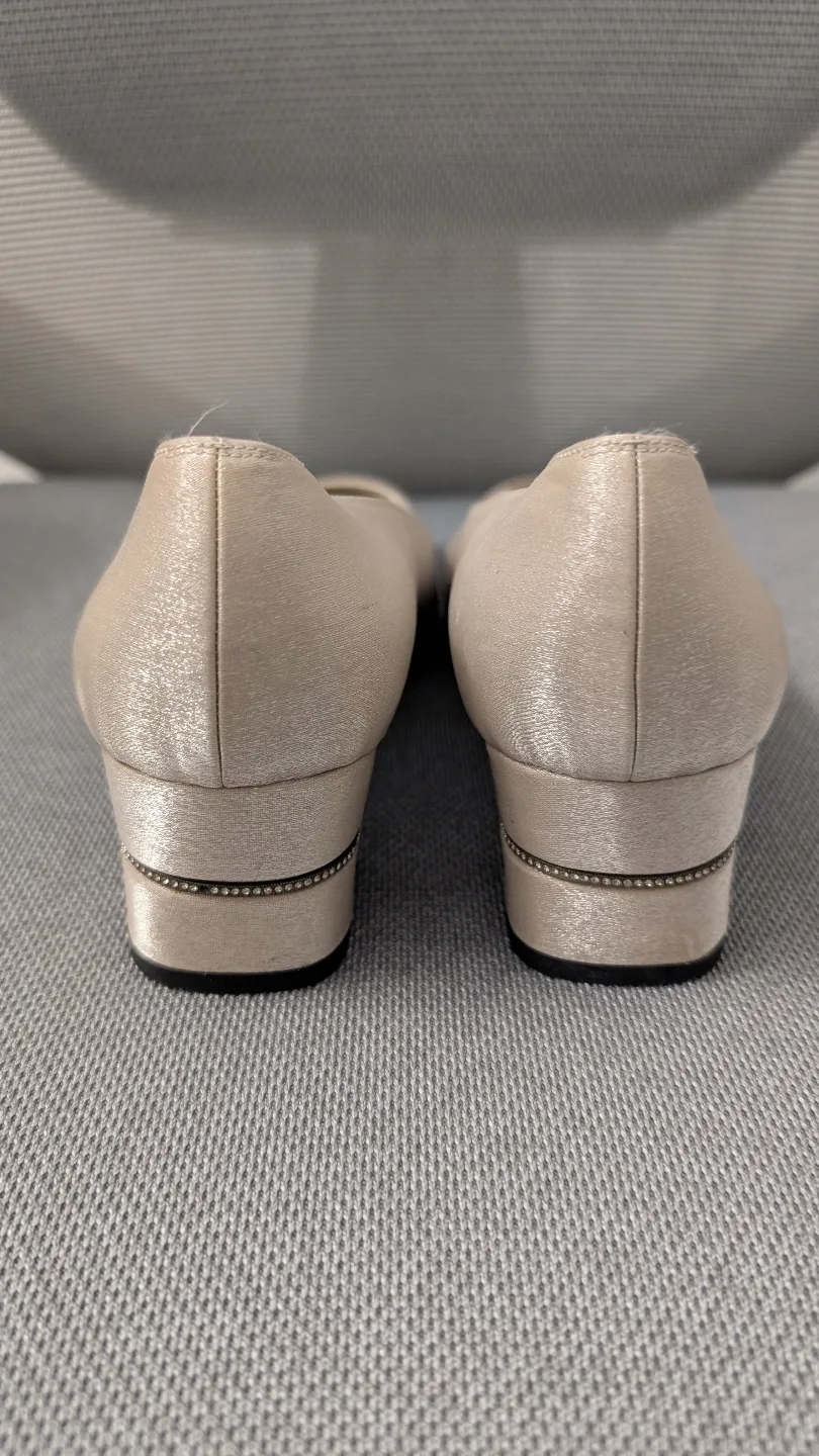 Salvatore Ferragamo Beige Satin Pumps image indicator(2)