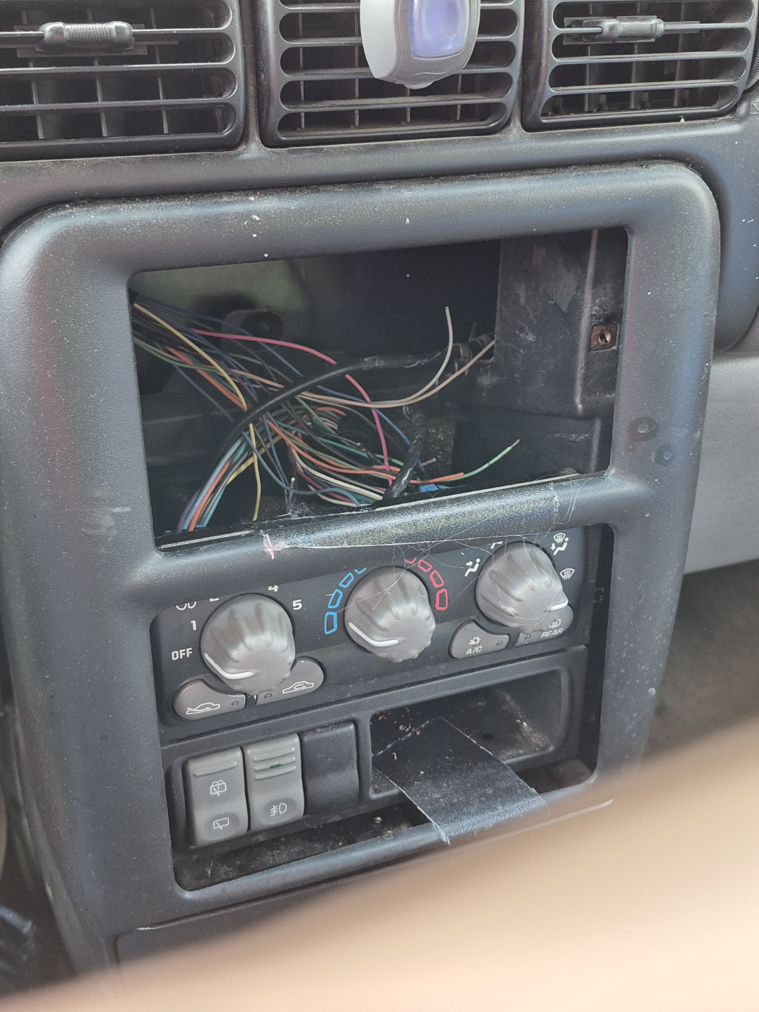 2005 Pontiac Montana minivan - photo 4