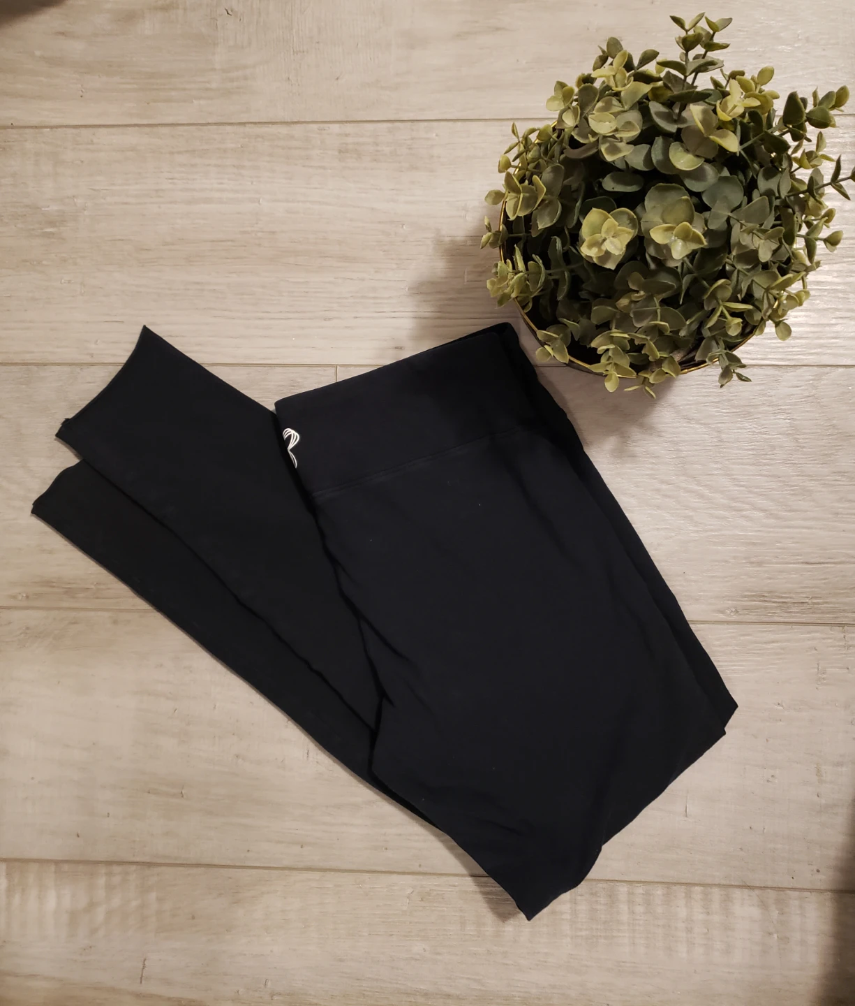 Like New Aritzia Tna Capri Leggings - Size Medium