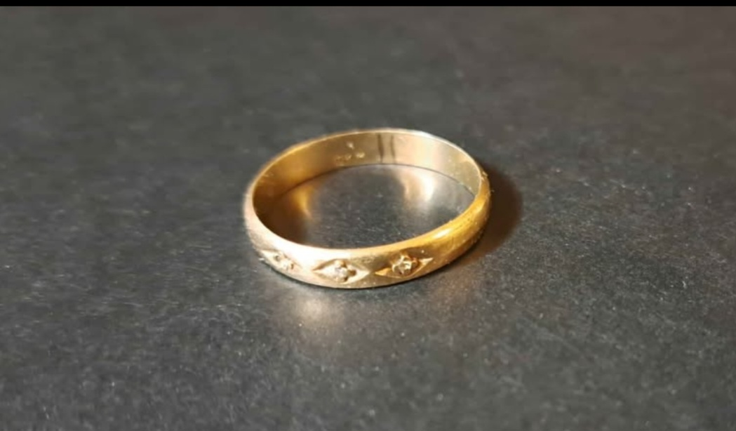 Vintage 10k Gold Ring, 3 Mini Diamonds