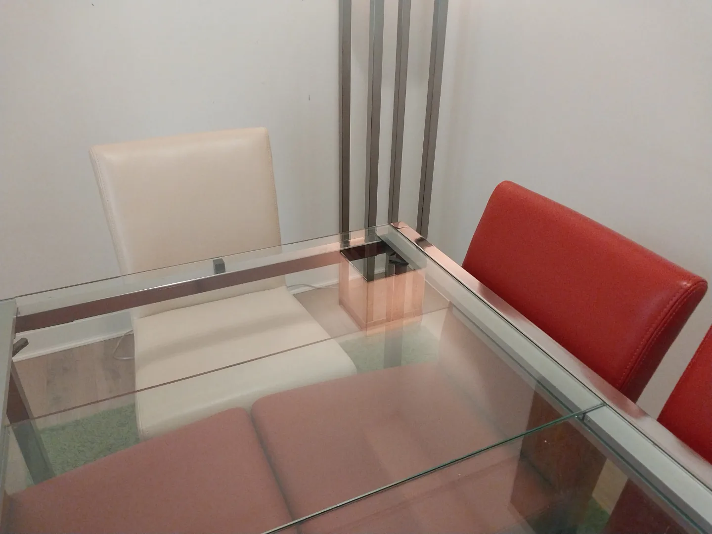 Glass-top Dining Table image indicator(6)