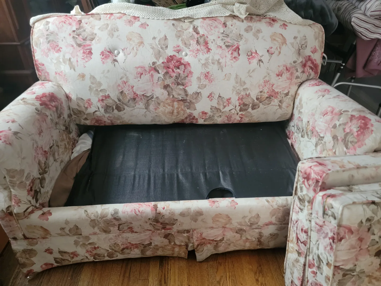 Vintage Floral Hide-A-Bed Sofa image indicator(3)