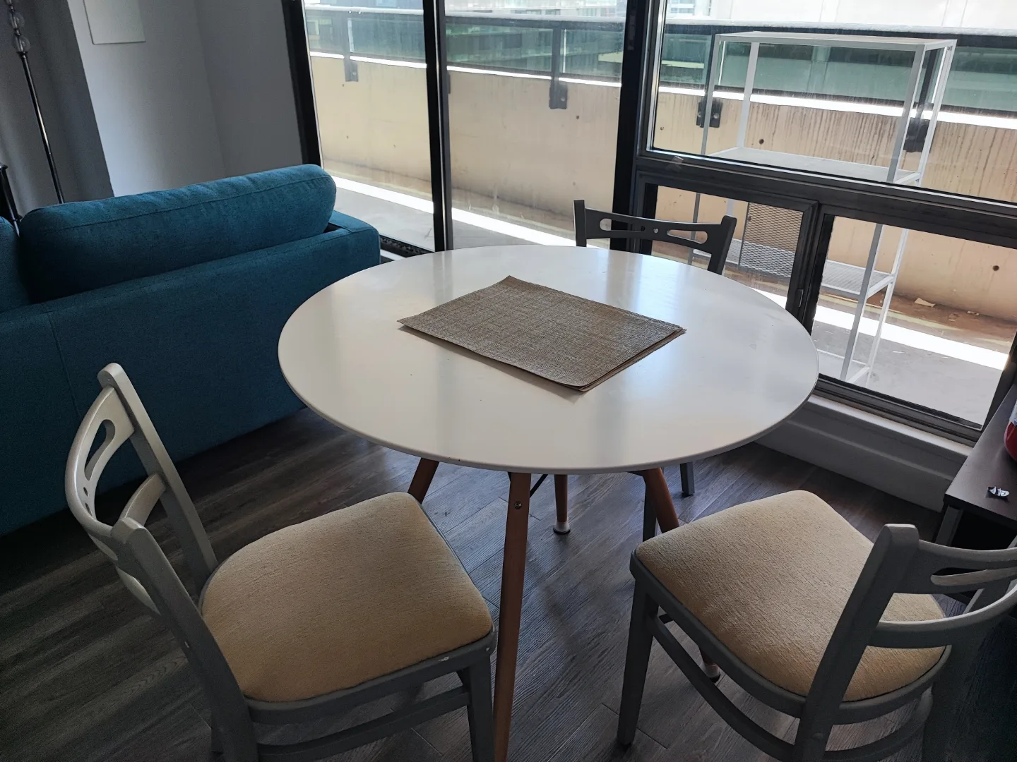 Structube Round White Table image indicator(2)