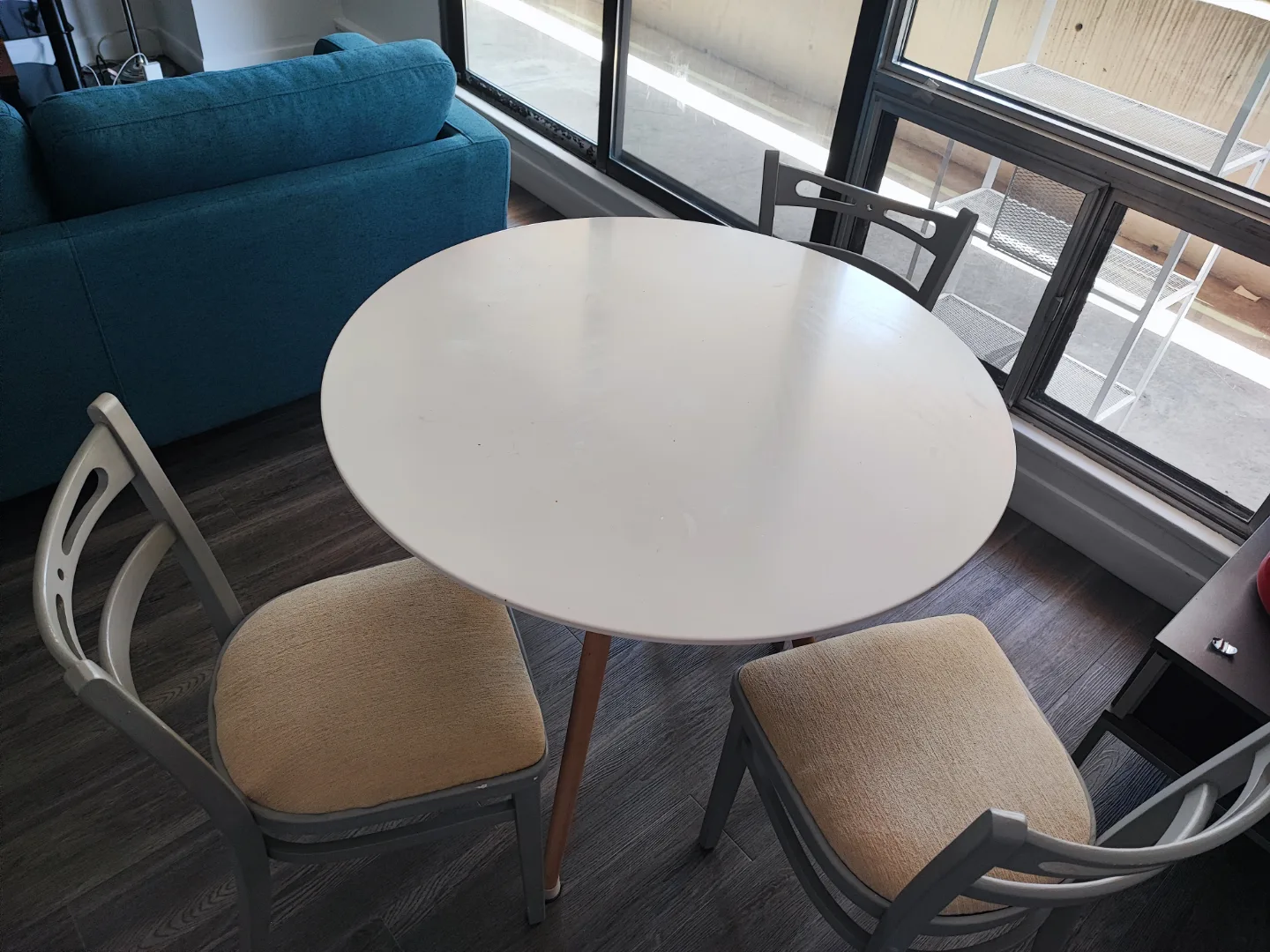 Structube Round White Table image indicator(3)