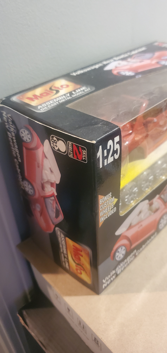 Maisto Diecast 1:25 Volkswagen New Beetle Model Kit - photo 3