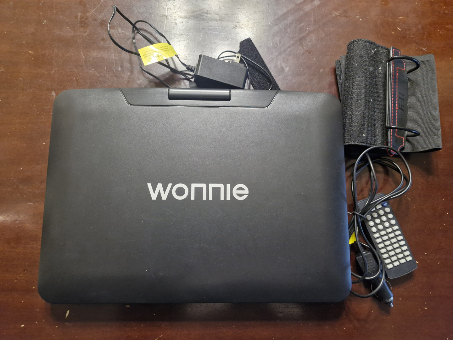 Wonnle Portable DVD Player with Car Charger and Headrest Straps