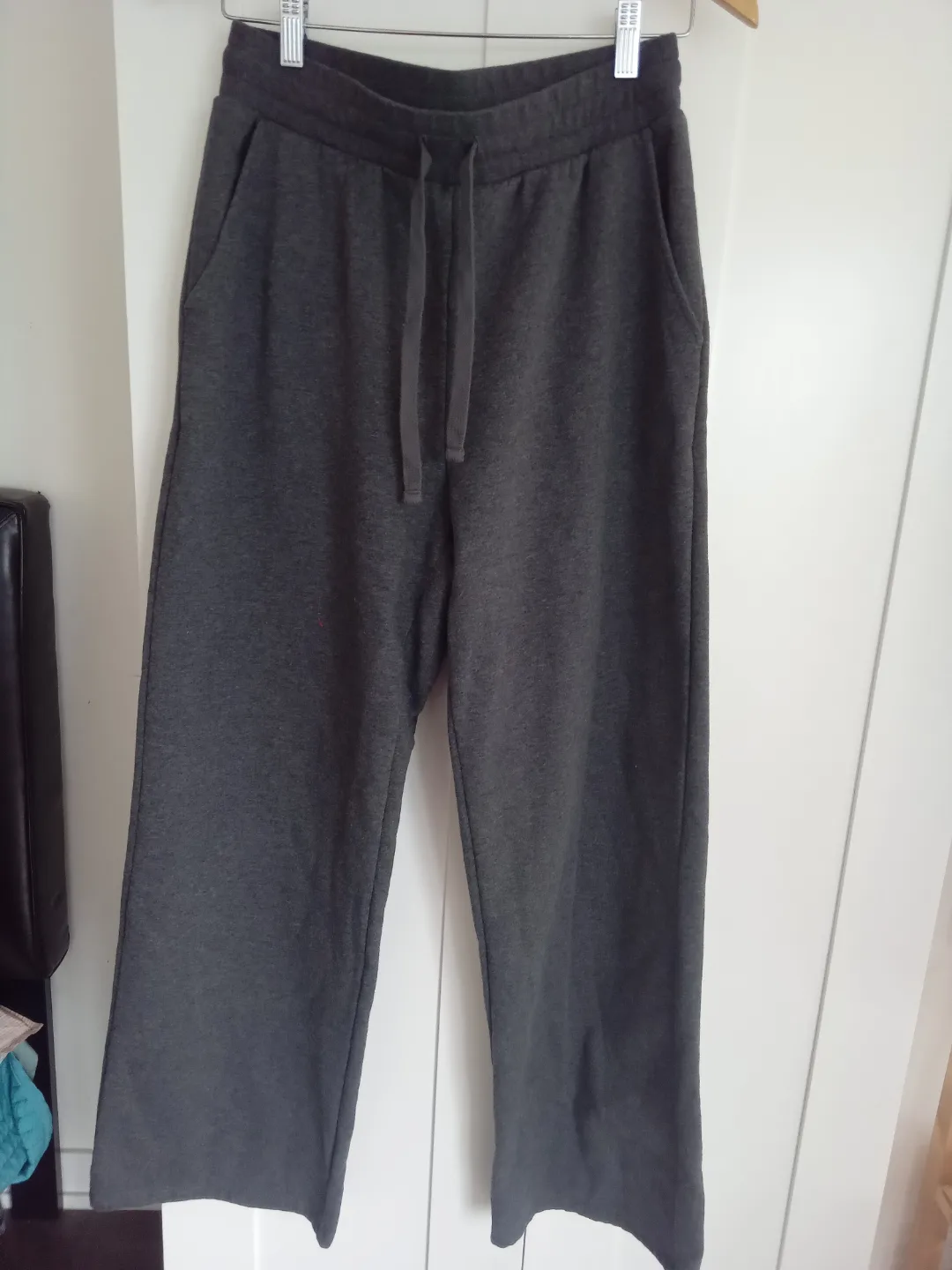 Joe Fresh Women's Medium Grey Cropped Sweatpants thumbnail